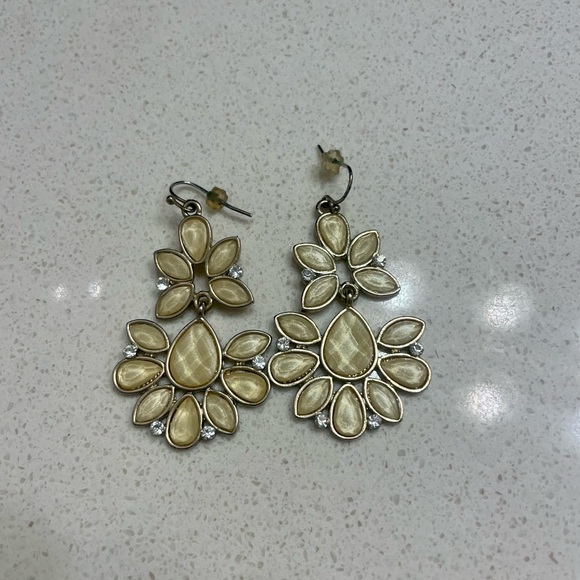 Cream beautiful earrings - Picture 2 of 3
